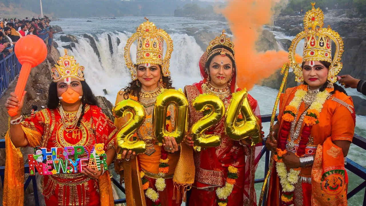 డిసెంబర్ 31వ తేదీ అర్ధరాత్రి 2023కి వీడ్కోలు చెబుతూ .. కొత్త సంవత్సరానికి సంతోషంగా స్వాగతం పలికారు. జబల్పూర్ లో సీతారాముల వేషధారణతో ఉన్న ఓ అందమైన చిత్రం అందరిని ఆకట్టుకుంటుంది. కొంతమంది కళాకారులు సీతాదేవి, రాముడు, లక్ష్మణుడు, హనుమంతుడి గెటప్లో నూతన సంవత్సర శుభాకాంక్షలు తెలియజేస్తూ కనిపించారు.