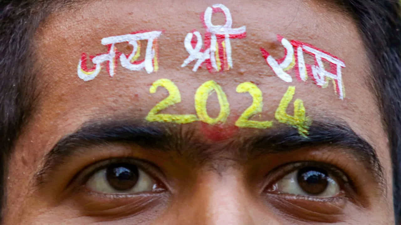 2024 జనవరి 22న అయోధ్యలో రామమందిరాన్ని ప్రారంభించనున్నారు. ఇలాంటి పరిస్థితుల్లో నూతన సంవత్సర వేడుకల్లో కూడా ఎక్కడ చూసినా శ్రీరాముడి వైభవమే కనిపించింది. ప్రజలు తమ భావాలను.. శ్రీరాముడి మీద ఉన్న భక్తిని తమదైన రీతిలో వ్యక్తం చేశారు. ఒక భక్తుడు తన నుదుటిపై శ్రీరాముని నామాన్ని రాసుకుని నూతన సంవత్సర శుభాకాంక్షలు తెలుపుతున్నాడు. ఈ అందమైన చిత్రం నాగ్పూర్ కు చెందినదిగా తెలుస్తోంది.