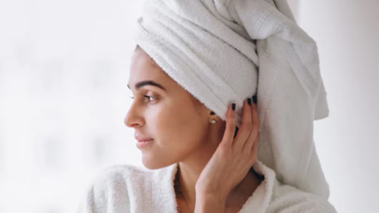 టవల్‌తో ఇలా చేయకండిః ఎప్పుడు స్నానం చేసి వచ్చినా వెంటనే టవల్ తో ముఖాన్ని రుద్దకూడదు. ఇలా చేయడం వల్ల ముఖం నిర్జీవంగా మారుతుంది.