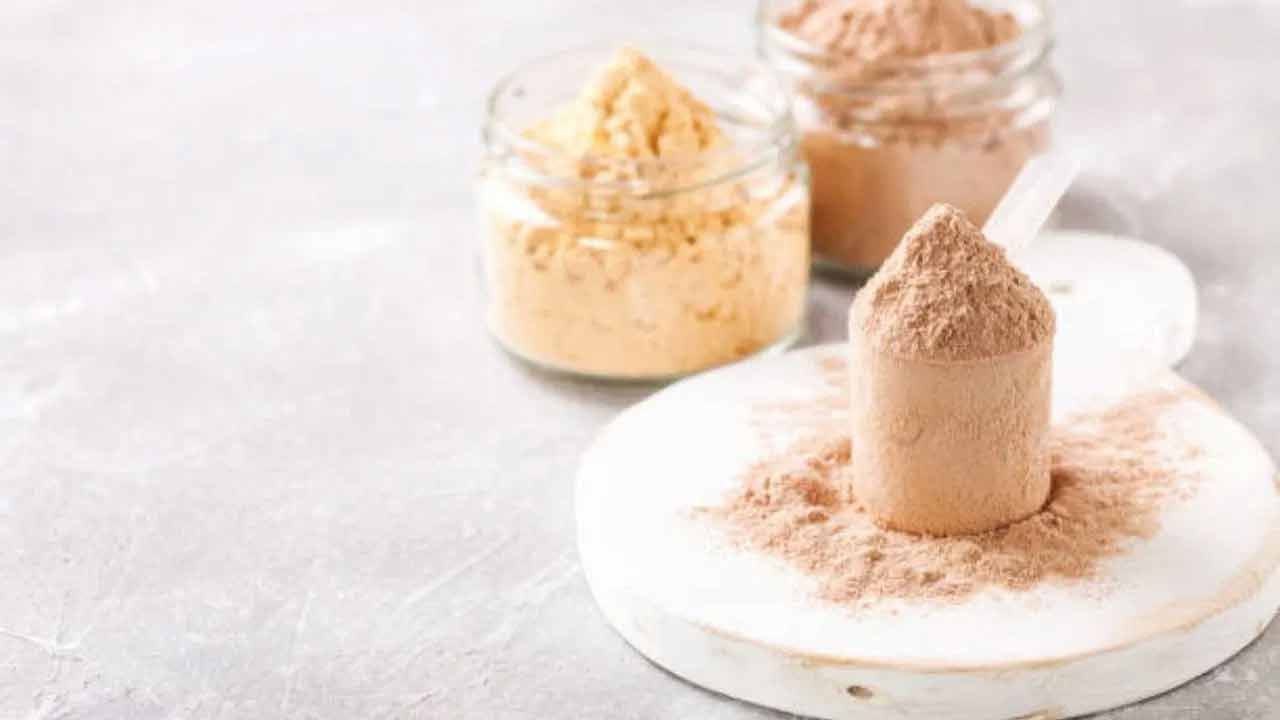 మార్కెట్లో తెచ్చిన గోధుమలను ముందుగా బాగా కడిగి ఆరబెట్టాలి. ఇప్పుడు గోధుమలను కూడా మెత్తగా పొడి చేసుకుని, దానిని జల్లెడ పట్టాలి. ఇప్పుడు ఈ పొడిలో ముందుగా తయారు చేసుకున్న జీడిపప్పు, బాదం పొడిని కలుపుకోవాలి. ఈ పొడిని ఫ్రిజ్‌లో ఉంచుకుని, నెల రోజుల పాటు వినియోగించుకోవచ్చు. బయట ఉంచితే వారం కంటే ఎక్కువ కాలం ఉండదు. 