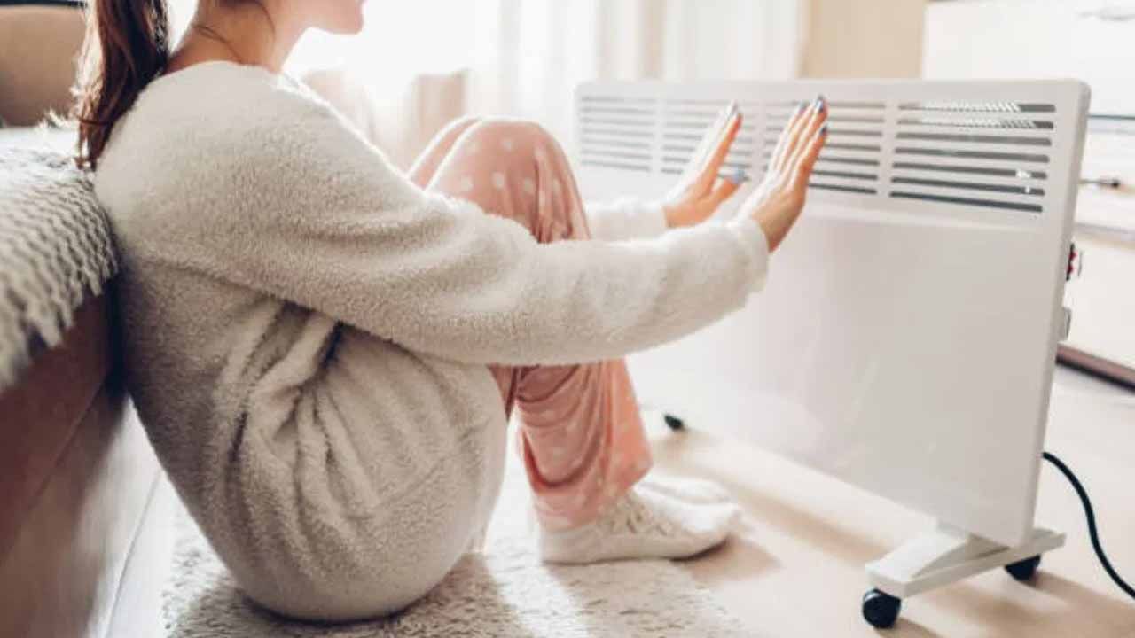 వయసు పెరిగే కొద్దీ చలికాలంలో చేతులు, కాళ్లు చల్లబడటం వంటి జలుబు సమస్య ఎక్కువగా ఉంటుంది. అయితే చాలా మంది చిన్న వయసులోనే ఇలాంటి సమస్యలతో బాధపడుతున్నారు. చలిలో కాళ్లు, చేతులు వెచ్చగా ఉంచుకోవడం ఎలా? ఇక్కడ కొన్ని చిట్కాలు ఉన్నాయి. అవేంటో తెలుసుకుందాం..