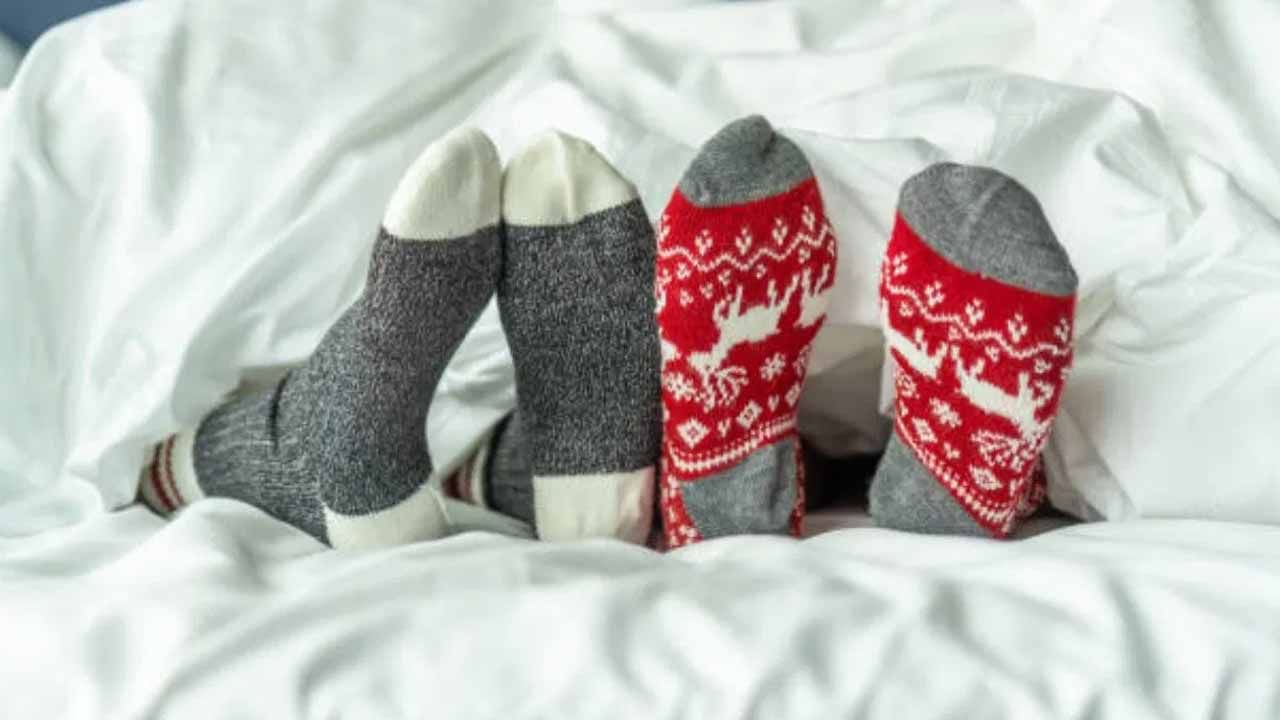 సాక్స్, చేతికి తొడుగులు ధరించడం మంచిది. మీరు ఉన్నితో అల్లిన సాక్స్, గ్లోవ్స్ ధరిస్తే మంచిది. ఇది మీ చేతులు, కాళ్ళను వెచ్చగా ఉంచుతుంది. కావాలంటే మీరు హాట్‌ప్యాక్‌లను కూడా ఉపయోగించవచ్చు. 