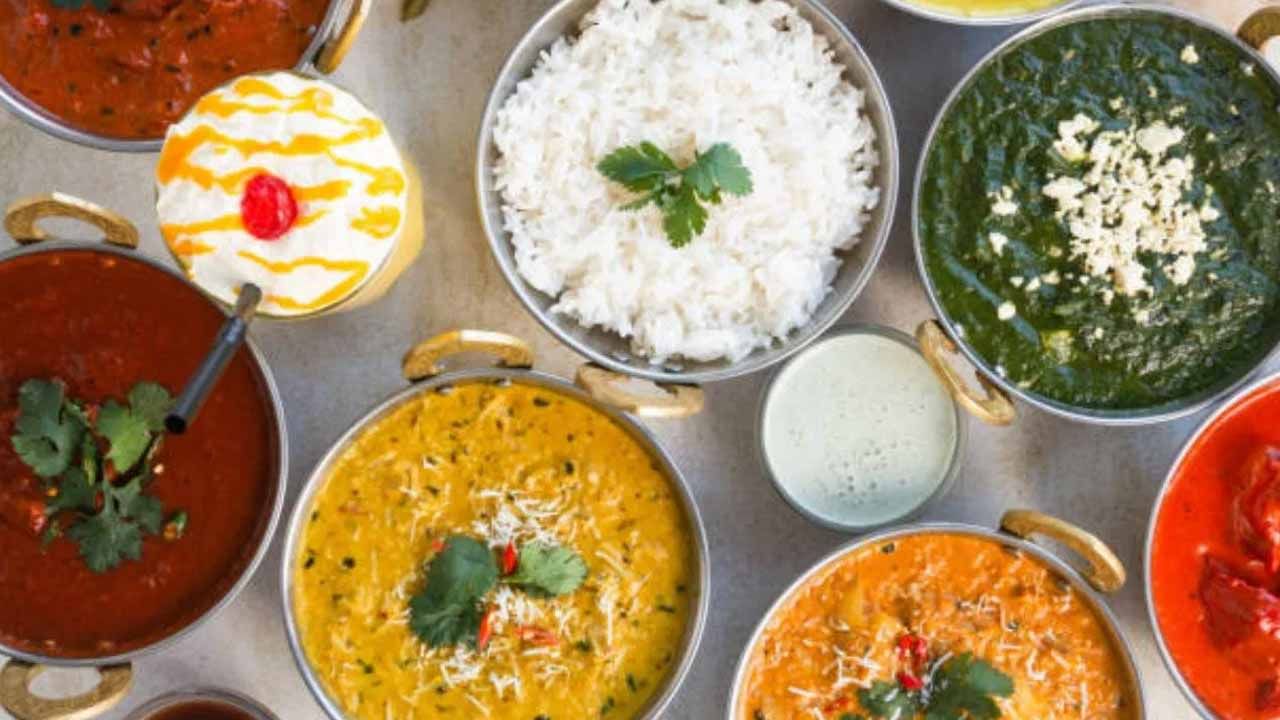 అలాగే, శరీరాన్ని వెచ్చగా ఉంచడంలో వింటర్ డైట్ ప్రత్యేక పాత్ర పోషిస్తుంది. మీ శరీరంలో ఐరన్‌ లోపం ఉంటే, మీ చేతులు, కాళ్ళు చల్లగా మారుతుంటాయి. కాబట్టి ఈ సీజన్‌లో పౌష్టికాహారం తీసుకోవడం చాలా ముఖ్యం. 