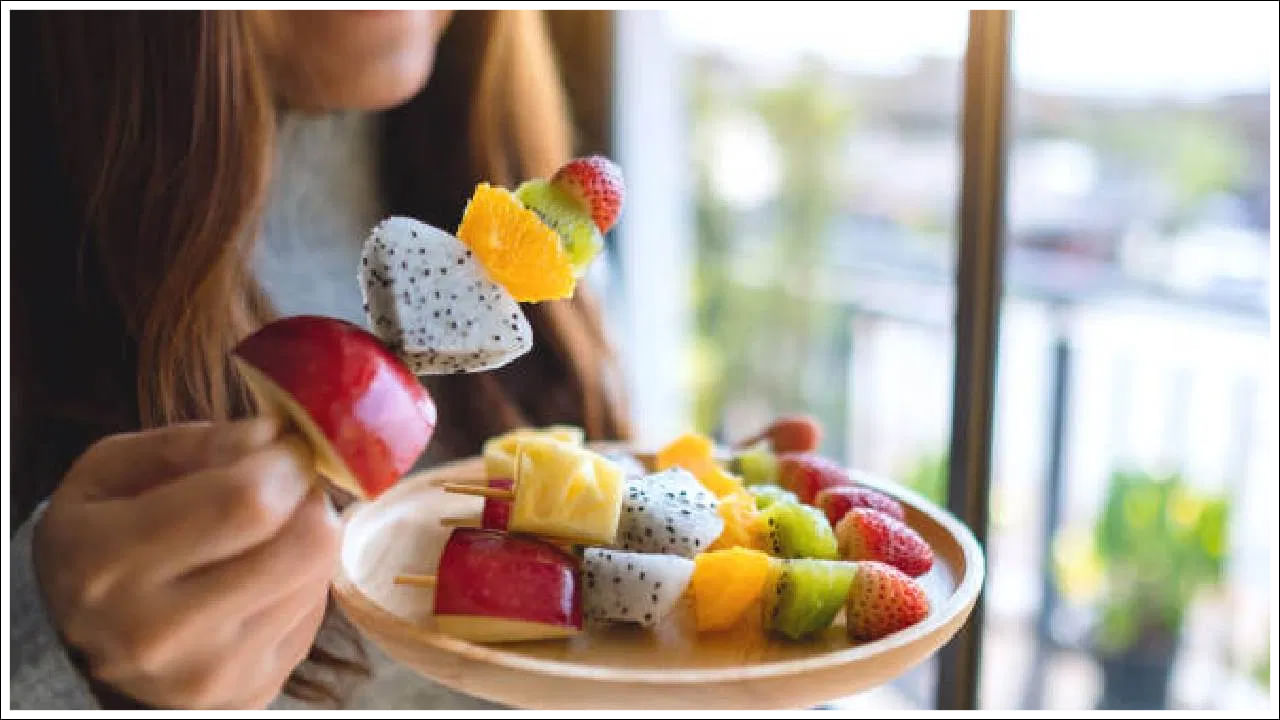 గర్భధారణ సమయంలో సమతుల్య ఆహారం తీసుకోవడం తల్లి, పెరుగుతున్న బిడ్డ ఆరోగ్యానికి చాలా ముఖ్యం. చాలా పండ్లు సురక్షితమైనవే అయినప్పటికీ, గర్భిణీ స్త్రీలు మితంగా తినవలసిన కొన్ని పండ్లు ఇక్కడ ఉన్నాయి.