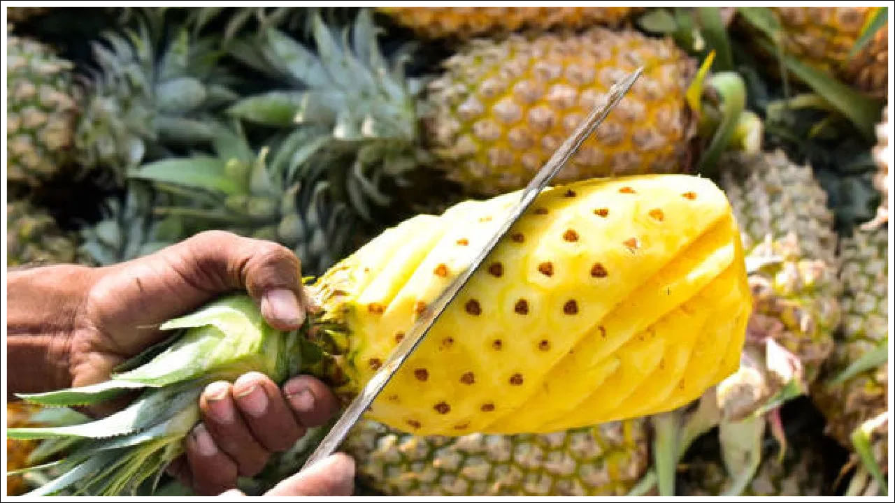 పైనాపిల్: పైనాపిల్‌లో బ్రోమెలైన్ అనే ఎంజైమ్ ఉంటుంది. ఇది గర్భాశయాన్ని చాలా వరకు మృదువుగా చేస్తుంది. సంకోచాలకు కారణమవుతుంది.