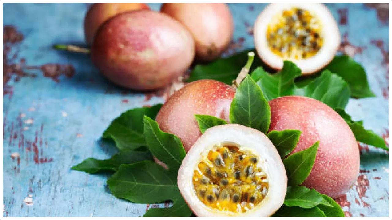 పాషన్ ఫ్రూట్: పాషన్ ఫ్రూట్‌లో విటమిన్లు, యాంటీఆక్సిడెంట్లు పుష్కలంగా ఉన్నప్పటికీ, ఇది చాలా ఆమ్లంగా ఉంటుంది. గర్భధారణ సమయంలో ఆమ్ల పండ్లు గుండెల్లో మంట లేదా గ్యాస్ట్రిక్ అసౌకర్యానికి కారణమవుతాయని కొందరు మహిళలు కనుగొనవచ్చు. ఈ సందర్భంలో ప్యాషన్ ఫ్రూట్ ను మితంగా తీసుకోవడం మంచిది.