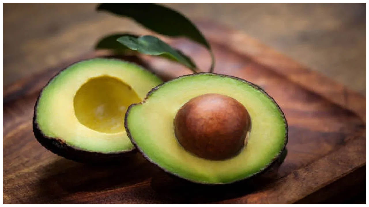 అవకాడో: అవోకాడో ఒక పోషకమైన పండు. అలాగే ఆరోగ్యకరమైన కొవ్వుల  మంచి మూలం. ఇందులో క్యాలరీలు అధికంగా ఉంటాయి. అందుకే కేలరీలు ఎక్కువగా తీసుకోవడం మంచిది కాదని సూచిస్తున్నారు వైద్య నిపుణులు.