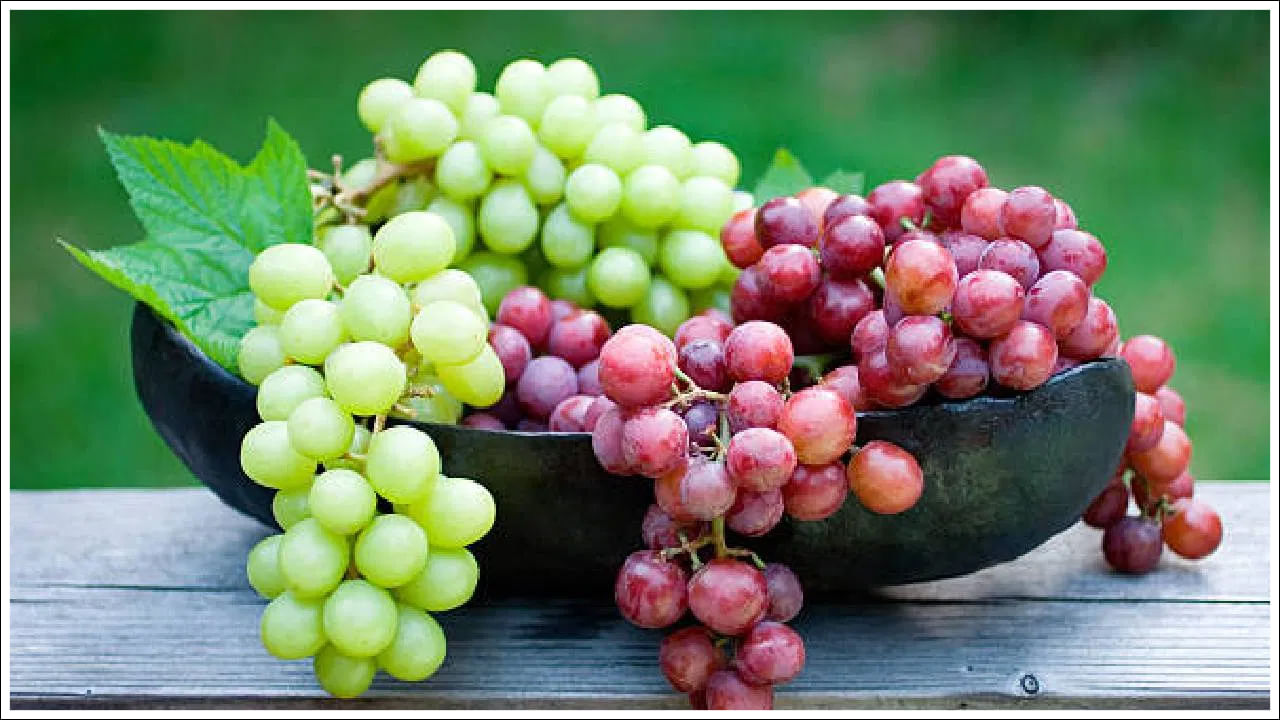 ద్రాక్షపండు: ద్రాక్షపండు కొన్నిసార్లు గర్భిణీ స్త్రీలకు ఆరోగ్య సమస్యలను కలిగిస్తుంది. మితిమీరిన పురుగుమందుల వాడకం వల్ల ద్రాక్షను అధికంగా తీసుకోవడం మంచిది కాదు. అలాగే, ద్రాక్షను తినాలంటే ఉప్పు నీటిలో బాగా కడగడం చాలా అవసరం.