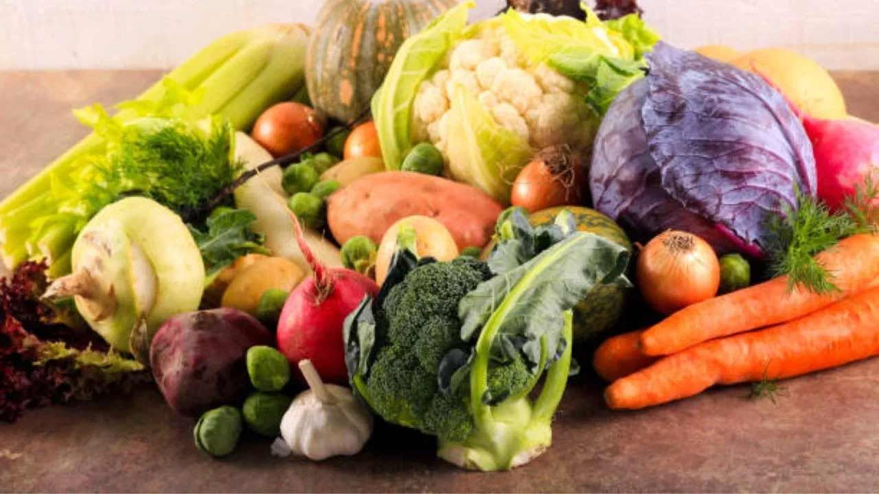 ఈ కాలంలో పాలకూర, ముల్లంగి, బీట్‌రూట్‌ మొదలైన కూరగాయలు అధికంగా లభిస్తాయి. వీటితోపాటు క్యాబేజీ, క్యాలీఫ్లవర్, బ్రకోలీ, దుంపలు, క్యారెట్‌లు, బీన్స్.. ఈ రకమైన కూరగాయలు చెడు కొలెస్ట్రాల్ స్థాయిలను తగ్గించడంలో సహాయపడతాయి.