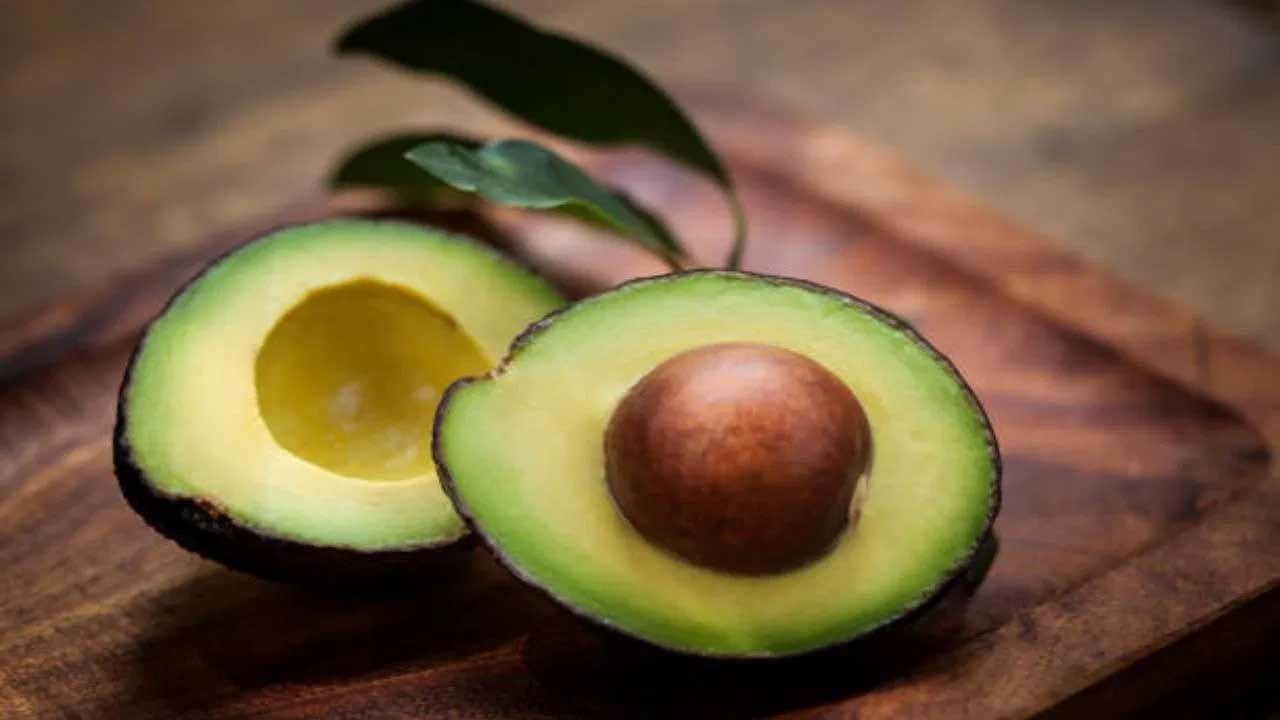 చెడు కొలెస్ట్రాల్ స్థాయిలను తగ్గించడానికి డ్రై ఫ్రూట్స్ తినడం మంచిది. డ్రై ఫ్రూట్స్‌లో మల్టీ విటమిన్లు, యాంటీ ఆక్సిడెంట్లు ఉంటాయి. బాదం, అత్తి పండ్లను, వాల్ నట్స్ వంటి పండ్లను తినడం వల్ల కొలెస్ట్రాల్ అదుపులో ఉంటుంది. కానీ ఎక్కువగా తినకూడదు. అవకాడోలో మోనోశాచురేటెడ్ ఫ్యాటీ యాసిడ్స్ ఉంటాయి. ఇవి చెడు కొలెస్ట్రాల్ స్థాయిలను తగ్గించడంలో సహాయపడతాయి. అంతేకాకుండా ఈ పండు HDL లేదా మంచి కొలెస్ట్రాల్ స్థాయిని పెంచడంలో కూడా సహాయపడుతుంది.