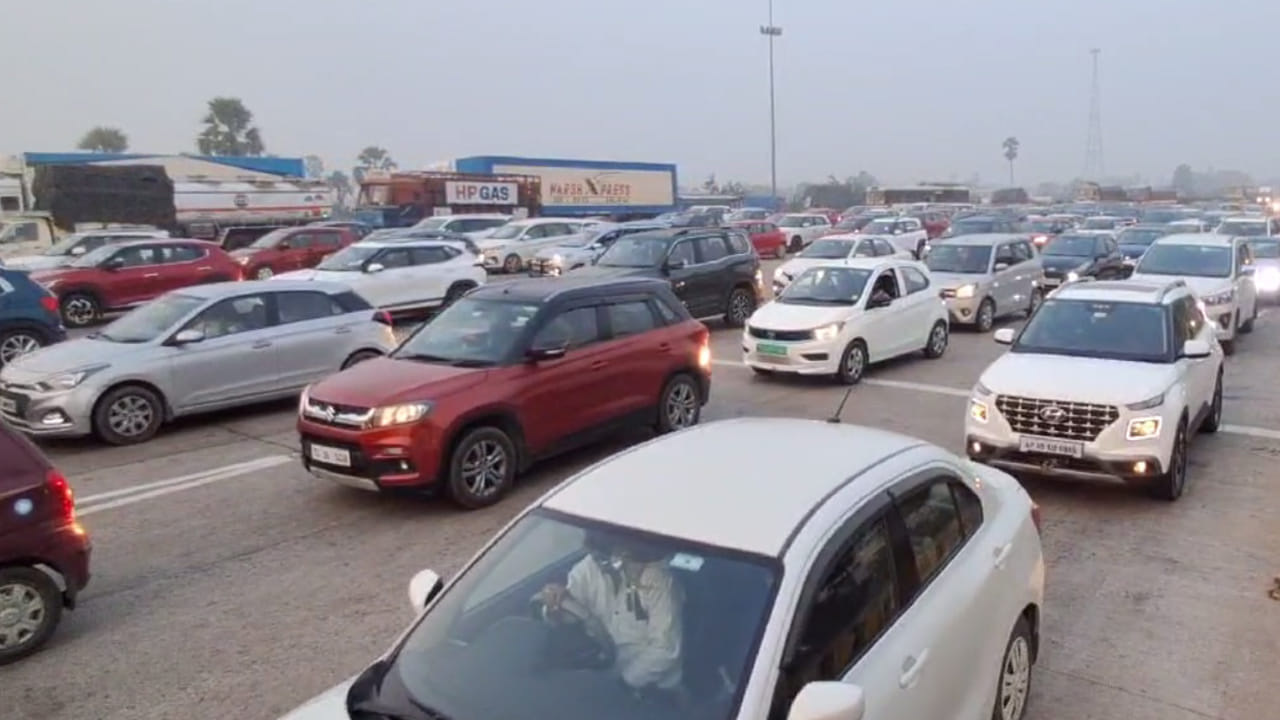 Makar Sankranti: పల్లె బాట పట్టిన నగర వాసులు.. హైదరాబాద్-విజయవాడ హైవేపై భారీగా ట్రాఫిక్ జామ్..