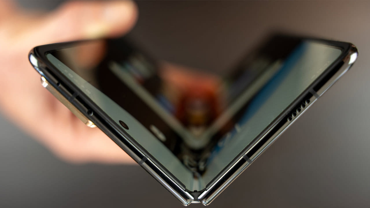 ఇక కెమెరా విషయానికొస్తే ఈ స్మార్ట్‌ ఫోన్‌లో డ్యూయల్ 16MP సెల్ఫీ షూటర్స్ ఉన్నాయి. వెనుక భాగంలో 50MP మెయిన్ షూటర్, 50MP అల్ట్రావైడ్ లెన్స్, 2.5x 20MP టెలిఫోటో కెమెరాతో సహా ట్రిపుల్ కెమెరా సెటప్‌ను అందించారు. హానర్‌ మ్యాజిక్‌ వీ2లో 16జీబీ ర్యామ్‌, 512 జీబీ స్టోరేజ్‌ను అందించారు. అలాగే ఇందులో 5,000ఎమ్‌ఏహెచ్‌ డ్యూయల్ సిలికాన్-కార్బన్ బ్యాటరీని అందించారు. యూరోప్ లో దీని ధర 1,699.99 యూరోలుగా ఉంది. మన కరెన్సీలో చెప్పాలంటే సుమారు రూ. లక్షన్నర. 