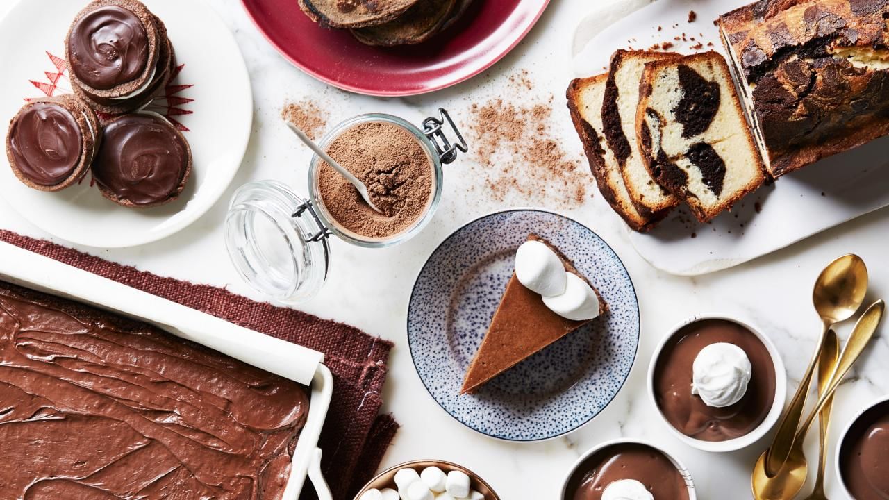 ముఖ్యంగా బరువు తగ్గాలి అనుకునే వారు సైతం హాట్ చాక్లెట్ హ్యాపీగా తినొచ్చు. ఇది తినడం వల్ల బరువును నియంత్రణ చేస్తుంది. డయాబెటీస్ ఉన్న కూడా హాట్ చాక్లెట్ తినొచ్చు. అంతే కాకుండా హాట్ చాక్లెట్ తింటే.. తక్షణమే ఎనర్జీ లెవల్స్ పెరుగుతాయి. ఇలా హాట్ చాక్లెట్తో ఎన్నో హెల్త్ బెనిఫిట్స్ ఉన్నాయి.