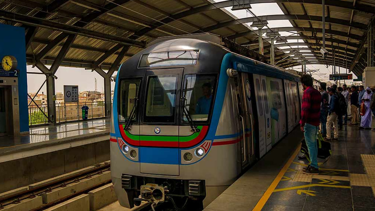 బీఆర్ఎస్ ప్రభుత్వం ప్రతిపాదించిన రాయదుర్గం నుంచి శంషాబాద్ ఏయిర్ పోర్టు వరకు రూ.6,250 కోట్లతో నిర్మించతలపెట్టిన 31 కిలోమీటర్ల ఏయిర్ పోర్టు మెట్రో ప్లాన్ ను ప్రస్తుతానికి నిలిపివేయాలని కోరారు. ఈ మార్గంలో ప్రయాణానికి ఇబ్బందులు లేకుండా వెడల్పైన అవుటర్ రింగ్ రోడ్డు ఉందని అన్నారు. దీనికి బదులుగా ఏయిర్ పోర్టుకు మెట్రోను ఎంజీబీఎస్ వయా ఓల్డ్ సిటీ తోపాటు ఎల్బీనగర్ నుంచి కూడా కనెక్ట్ చేయాలని అన్నారు.