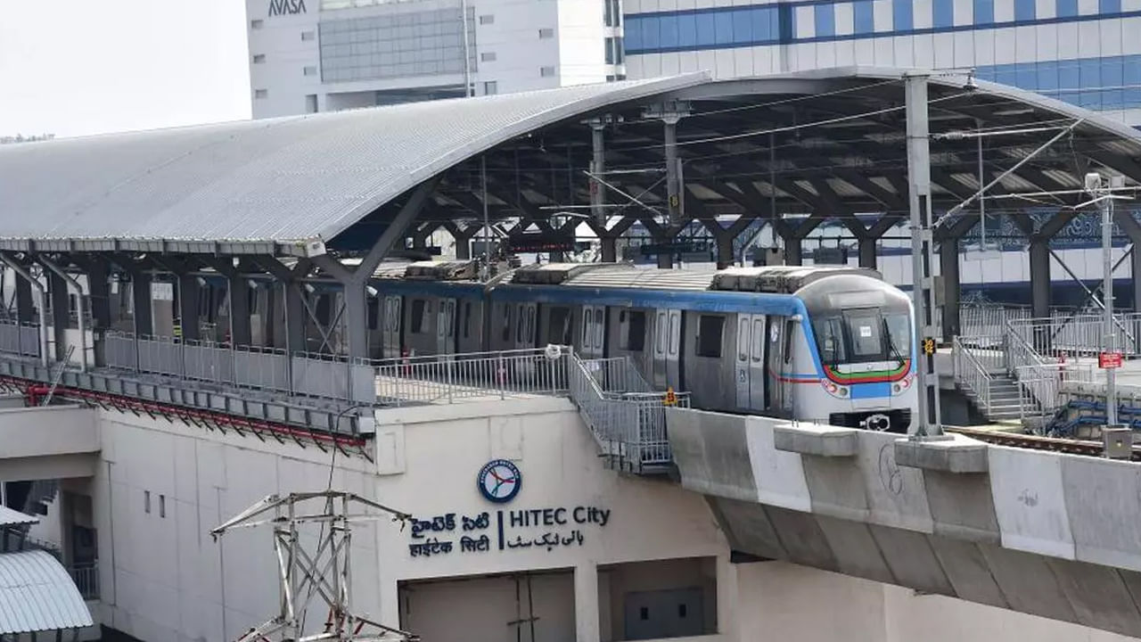 ఏయిర్ పోర్టు మెట్రోకు సంబంధించి మార్చిన అలైన్ మెంట్ ప్రకారం వయా ఓల్డ్ సిటీ , ఎల్బీనగర్ కు సంబంధించిన ట్రాఫిక్ అధ్యయనం చేయడంతోపాటు డీపీఆర్ త్వరగా సిద్ధం చేయాలని హెచ్ ఎంఆర్ ఎల్ ఎండీకి సీఎం సూచించారు. లక్ష్మిగూడ-జల్ పల్లి –మామిడిపల్లి మార్గంలో కొత్తగా మెట్రో నిర్మాణం కోసం అవకాశాలను పరిశీలించాలని సూచించారు. ఎటువంటి ఆటంకాలు లేకుండా రోడ్డు మధ్యలో 40 ఫీట్ల వెడల్పుతో నిర్మాణం చేసే ప్రణాళికను పరిశీలించాలని సూచించారు.