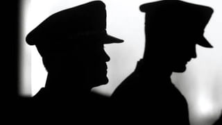 బెడ్‌రూంలో ఏకంగా 120 బ్రాండెడ్ వాచ్‎లు.. అడ్డం తిరిగిన కాలం.. విచారణలో షాకింగ్ విషయాలు