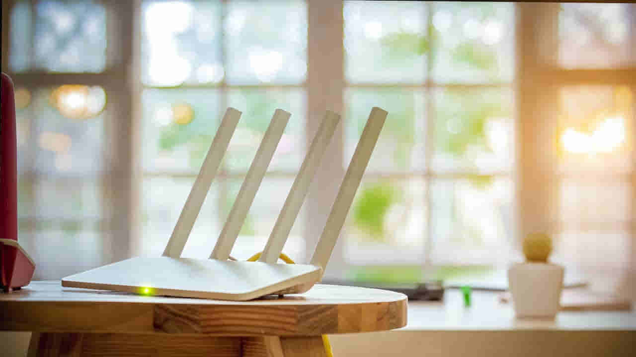 National: ఐఏఎస్ ఆఫీసర్ అయ్యుండి ఇదేం పని.. బెడ్రూమ్లోకి ఇంటర్నెట్ రావట్లేదని..