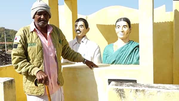 Telangana: వారి అనుబంధానికి తీపిగుర్తుగా భార్య సమాధిపై విగ్రహాలు.. బతికుండగానే భార్య విగ్రహం పక్క భర్త విగ్రహం..