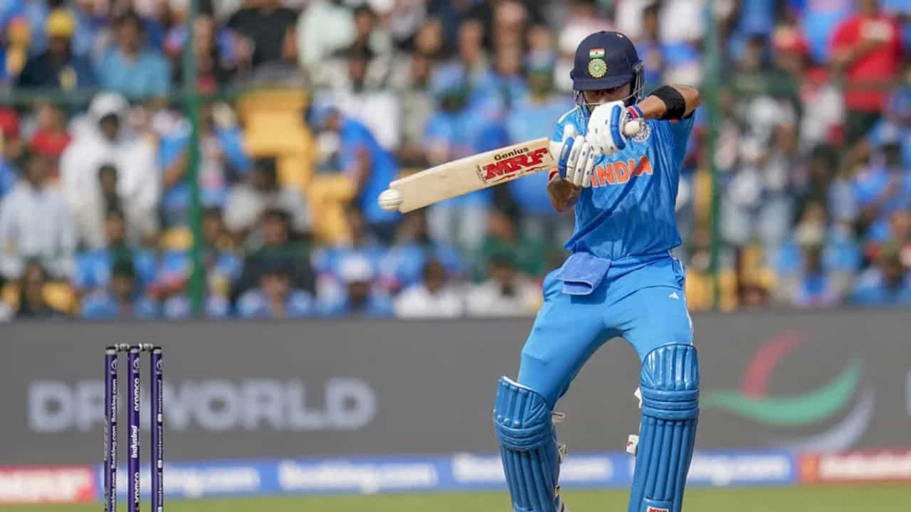 ఇప్పుడు మొహాలీ మైదానంలో అంతర్జాతీయ టీ20ల్లో అత్యధిక పరుగులు చేసిన ఆటగాడిగా విరాట్ కోహ్లీ నిలిచాడు. కోహ్లీ ఆడిన 3 మ్యాచ్‌ల్లో 156 పరుగులు చేశాడు. అతను గరిష్టంగా 2 అర్ధసెంచరీలు కూడా చేశాడు.