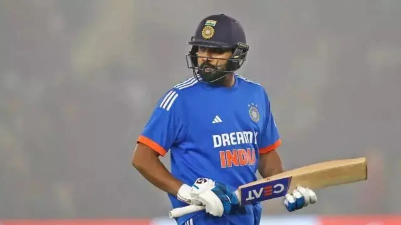 అయితే, ఈ చారిత్రాత్మక మ్యాచ్‌లో రోహిత్ తన అభిమానులను బాగా నిరాశపరిచాడు. అఫ్గానిస్థాన్‌తో జరిగిన తొలి మ్యాచ్‌లో సున్నాకి రనౌట్ అయిన రోహిత్.. రెండో టీ20 మ్యాచ్‌లోనూ గోల్డెన్ డక్ అయ్యాడు.