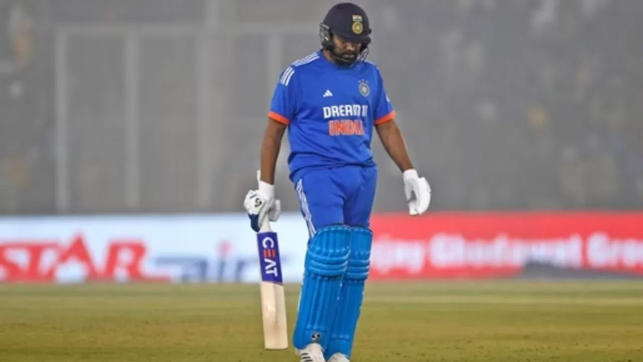 ఈ ఫార్మాట్‌లో రోహిత్‌కి ఇది 12వ సారి డకౌట్. దీంతో ఈ ఫార్మాట్‌లో కెవిన్ ఓబ్రెయిన్ 12 సార్ల డకౌట్ల రికార్డును రోహిత్ సమం చేశాడు. అలాగే అంతర్జాతీయ టీ20ల్లో అత్యధిక డకౌట్‌ల పరంగా రోహిత్ ఇప్పుడు రెండో స్థానానికి చేరుకున్నాడు.