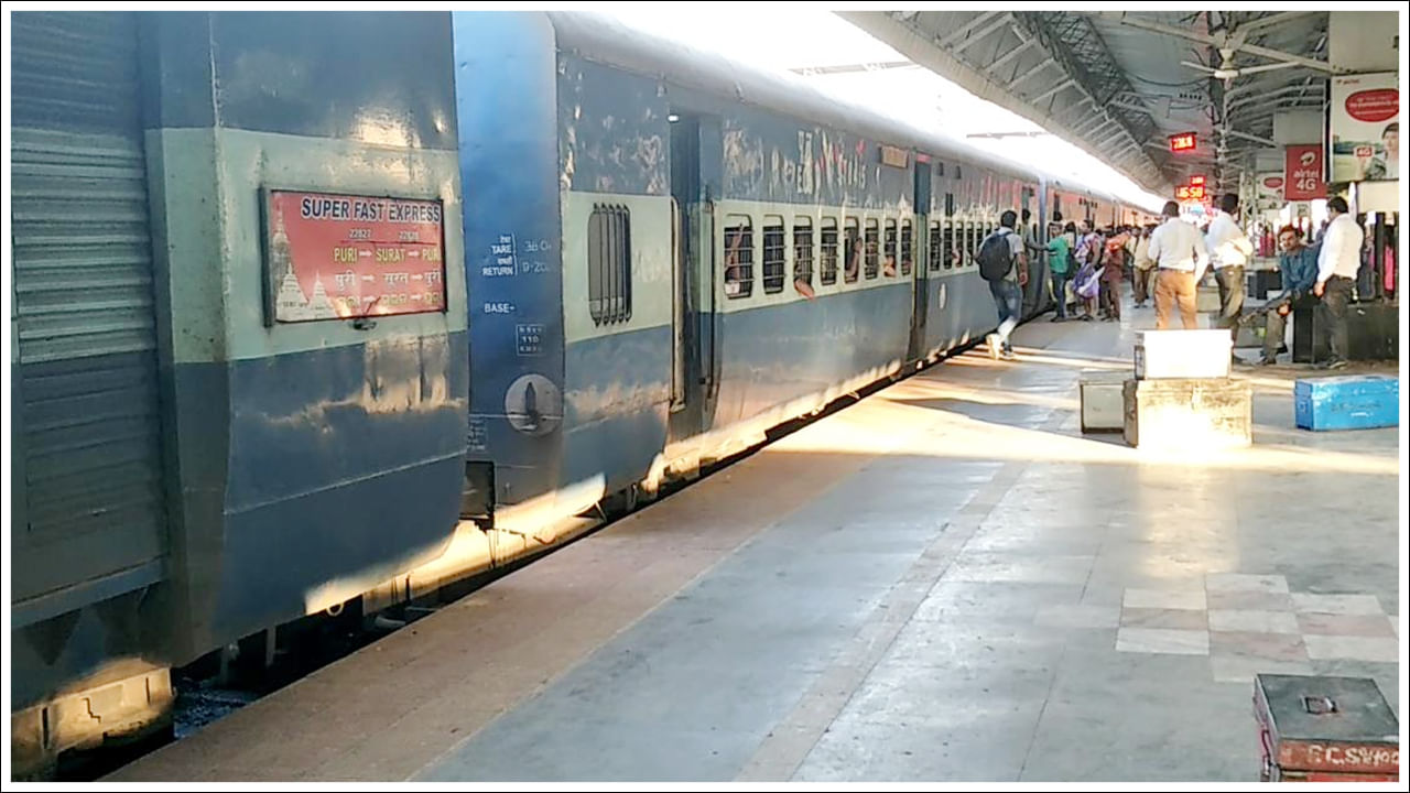 Indian Railways: రైలులో మీ సీటును ఎవరైనా ఆక్రమించారా? టెన్షన్‌ వద్దు.. ఇలా చేయండి!
