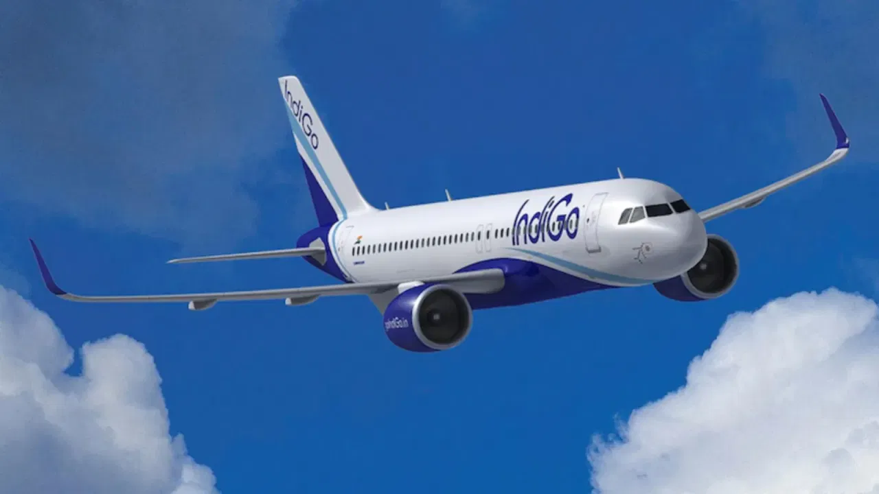 Indigo Airlines: విమాన ప్రయాణికులకు శుభవార్త.. టికెట్టు ధరలను భారీగా తగ్గించిన ఇండిగో..