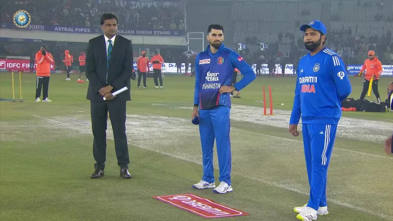 ఇండోర్‌లోని హోల్కర్ స్టేడియంలో భారత్-అఫ్గానిస్థాన్ మధ్య మూడు టీ20ల సిరీస్‌లో రెండో మ్యాచ్ జరుగుతోంది. ఈ మ్యాచ్‌లో భారత కెప్టెన్ రోహిత్ శర్మ టాస్ గెలిచి ముందుగా బౌలింగ్ ఎంచుకున్నాడు.
