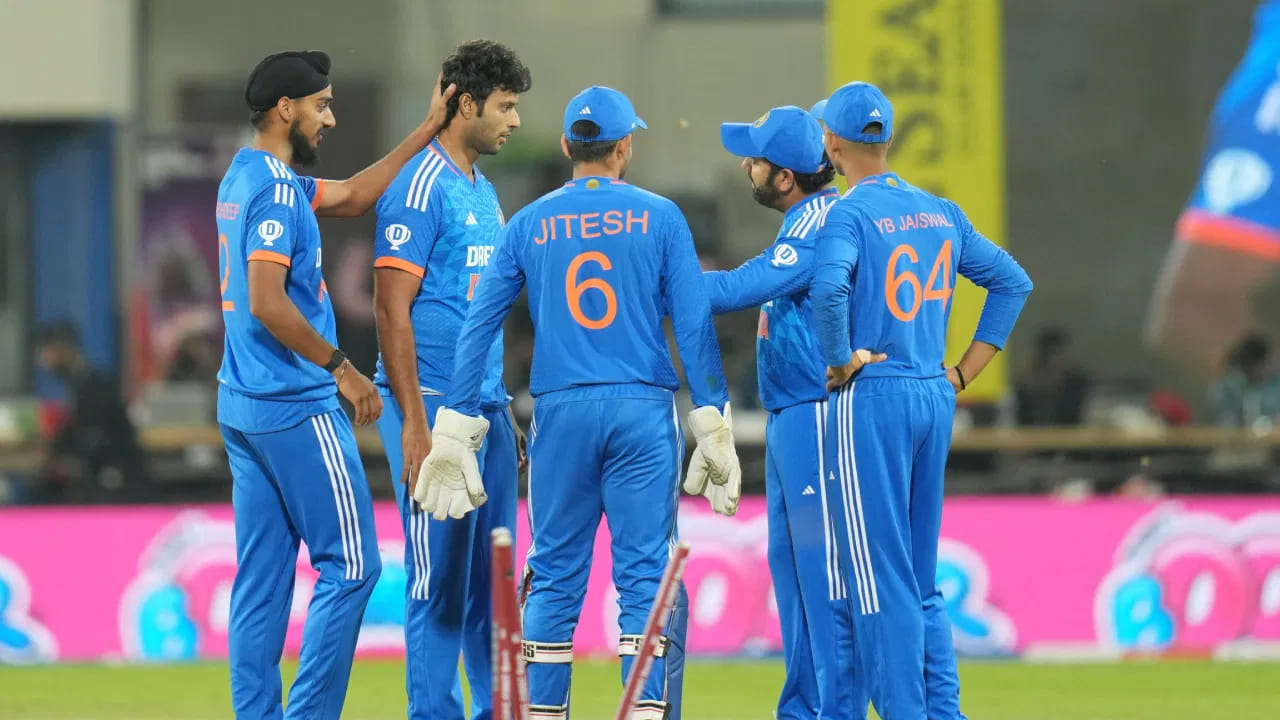 భారత్ తరపున అర్ష్‌దీప్ సింగ్ 4 ఓవర్లలో 32 పరుగులిచ్చి 3 వికెట్లు తీయగా, రవి బిష్ణోయ్, అక్షర్ పటేల్ చెరో 2 వికెట్లు తీశారు. శివమ్ దూబే కూడా ఒక వికెట్ తీశాడు.