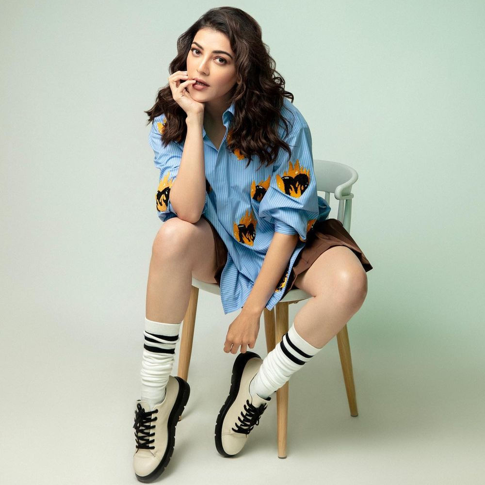 కానీ అలా జరగే ఆస్కారమే లేకుండా పోతుంది ఈ రోజుల్లో. స్టార్ హీరోయిన్ సినిమాలో ఉన్నపుడు ఖర్చు కూడా అదే స్థాయిలో జరుగుతుంది. ఇప్పుడు కాజల్ అగర్వాల్ సత్యభామ సినిమా విషయంలోనూ ఇదే జరుగుతుందనే వార్తలు వినిపిస్తున్నాయి. పెళ్లి తర్వాత ఎక్కువగా ఫీమేల్ సెంట్రిక్ సినిమాల వైపు అడుగులు వేస్తుంది కాజల్. 