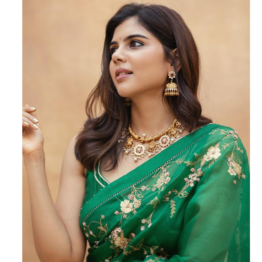 ఆకుపచ్చ చందమామలా చీరలో మంత్రముగ్దులను చేస్తోంది ఈ కోలీవుడ్ బ్యూటీ. తెలుగులో హలో సినిమాతో ఎంట్రీ ఇచ్చింది. ఇందులో అఖిల్ హీరోగా కనిపించాడు.