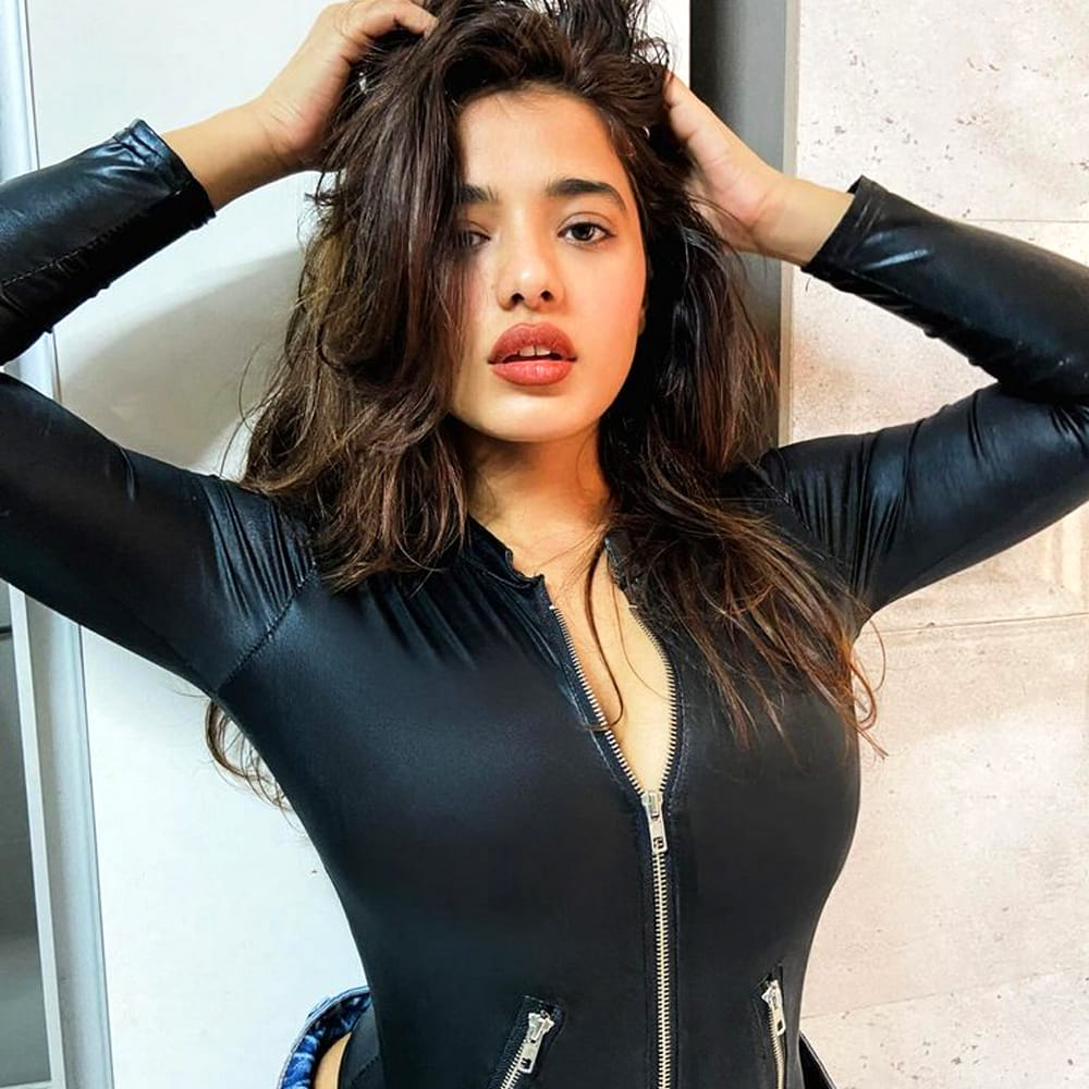 లక్ష్యం, రంగరంగవైభవంగా , రీసెంట్ గా బ్రో సినిమాల్లో నటించింది కేతికా.. కానీ సాలిడ్ సక్సెస్ మాత్రం అందుకోలేకపోయింది.