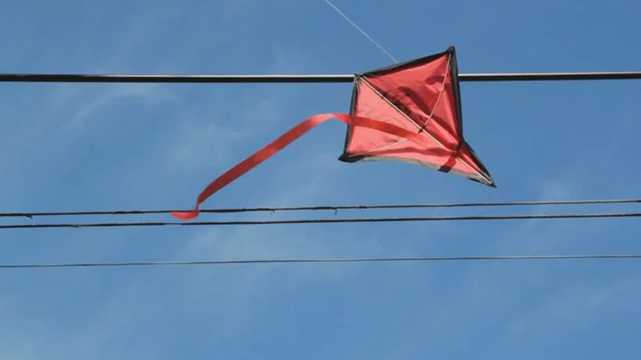 Hyderabad: మీ పిల్లలు పతంగి ఎగురేసేటప్పుడు జాగ్రత్త.. కరెంట్ వైర్లలో చిక్కుపోయిన కైట్‌ను తీయబోయి..