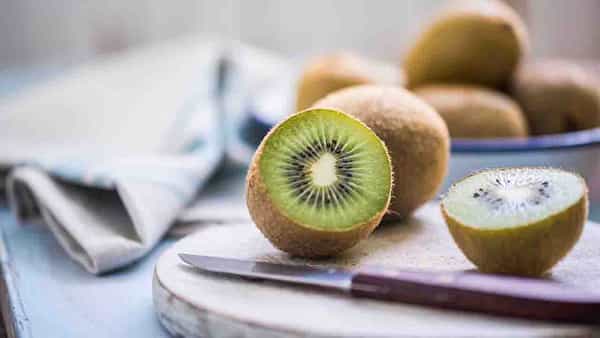 Kiwi Fruit: చలికాలంలో గుండెపోటు, కొలెస్ట్రాల్ అదుపులో ఉండాలంటే కివీని ఈ పద్ధతిలో తినండి.
