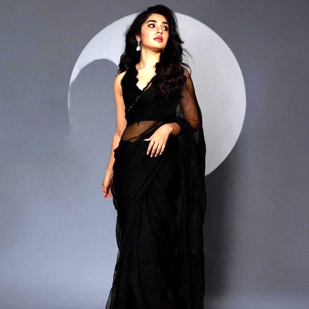 వరుసగా మూడు హిట్స్ అందుకుంది కృతిశెట్టి. ఆ తర్వాత వరుసగా సినిమాల్లో నటించింది కృతి శెట్టి. కానీ అవన్నీ డిజాస్టర్స్ గా నిలిచాయి.