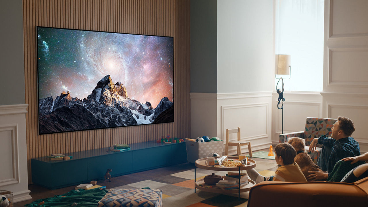 దక్షిణ కొరియాకు చెందిన ఎలక్ట్రానిక్‌ దిగ్గజం ఎల్‌జీ భారత మార్కెట్లోకి కొత్త ప్రీమియం స్మార్ట్‌ టీవీని లాంచ్‌ చేసింది. ఎల్‌జీ క్యూఎన్‌ఈడీ 83 సిరీస్‌ పేరుతో ఈ స్మార్ట్‌ టీవీని బుధవారం భారత మార్కెట్లోకి విడదుల చేశారు. 