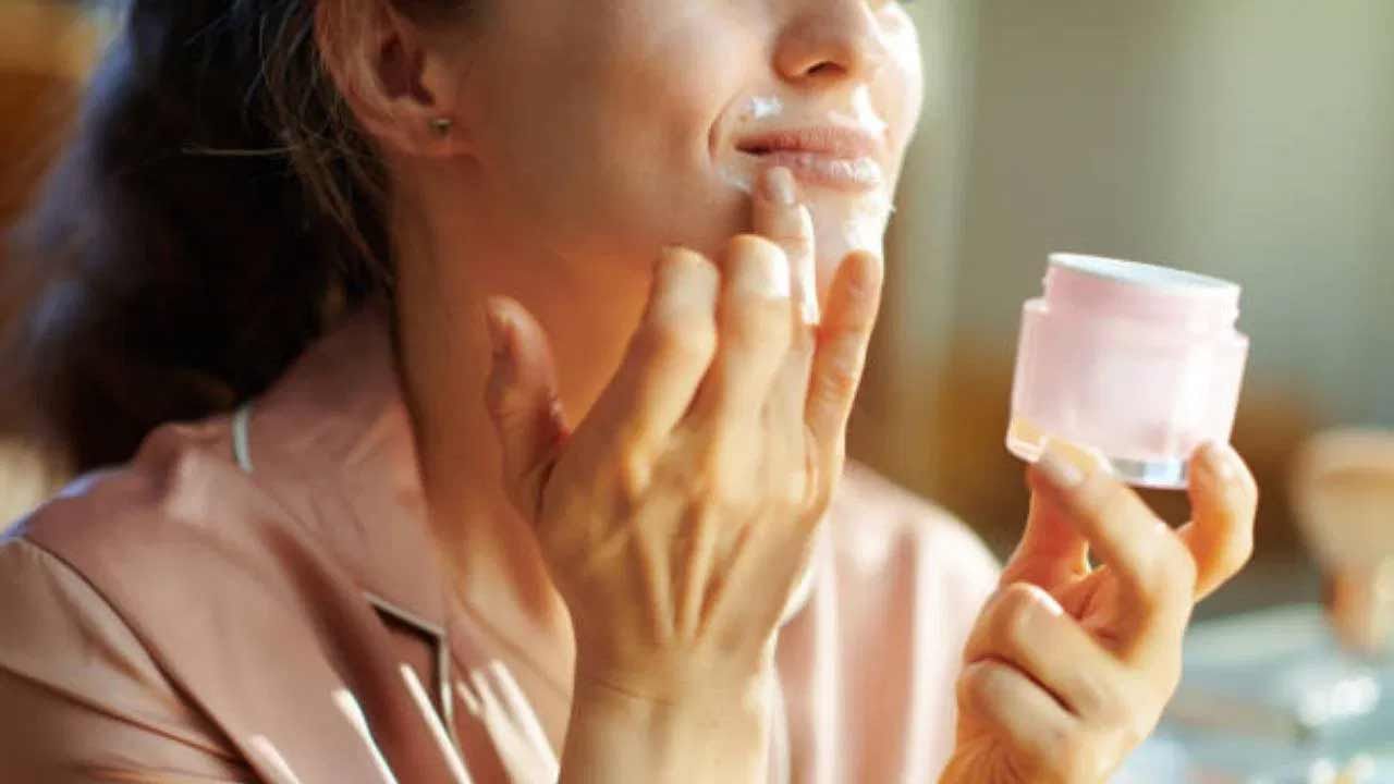 పెదవుల సంరక్షణలో లిప్ బామ్‌కు ప్రత్యామ్నాయం లేదు. లిప్ బామ్ పెదవుల తేమను నిలుపుతుంది. బీస్వాక్స్, షియా బటర్ లేదా కొబ్బరి నూనెతో కూడిన లిప్ బామ్‌ను ఉపయోగించడం మంచిది. లిప్ బామ్‌తో పాటు, రాత్రి పడుకునే ముందు పెదవుల సంరక్షణకు ఏదైనా హైడ్రేటింగ్ లేదా క్రిమినాశక క్రీమ్ ఉపయోగించవచ్చు. అలాగే పెదవులపై కొబ్బరినూనె లేదా నెయ్యి రాసుకున్నా ఫలితం ఉంటుంది.