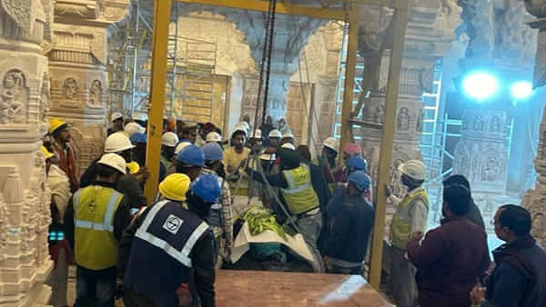 Ayodhya: క్రేన్ సాయంతో రామాలయ ప్రాంగణం నుంచి గర్భ గుడి వద్దకు చేరుకున్న రామ్ లల్లా .. కాసేపట్లో సంకల్పం