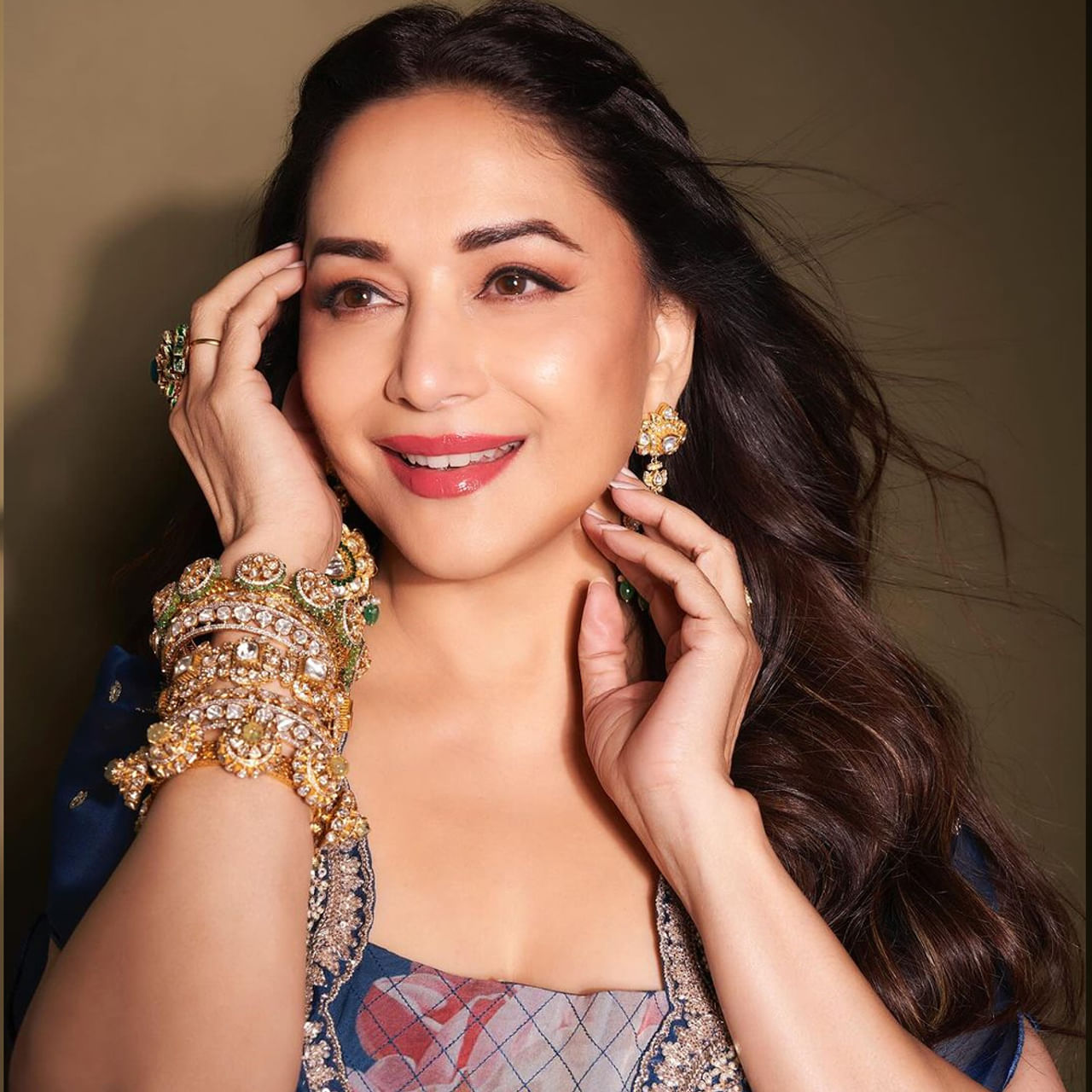 సినీ పరిశ్రమలో బాలీవుడ్ బ్యూటీ మాధురీ దీక్షిత్ కు ఉన్న ఫాలోయింగ్ గురించి చెప్పక్కర్లేదు. ఒకప్పుడు ఆమె కుర్రాళ్ల కలల రాకూమారి. ఎన్నో చిత్రాల్లో నటించి అలరించింది అందాల తార. 