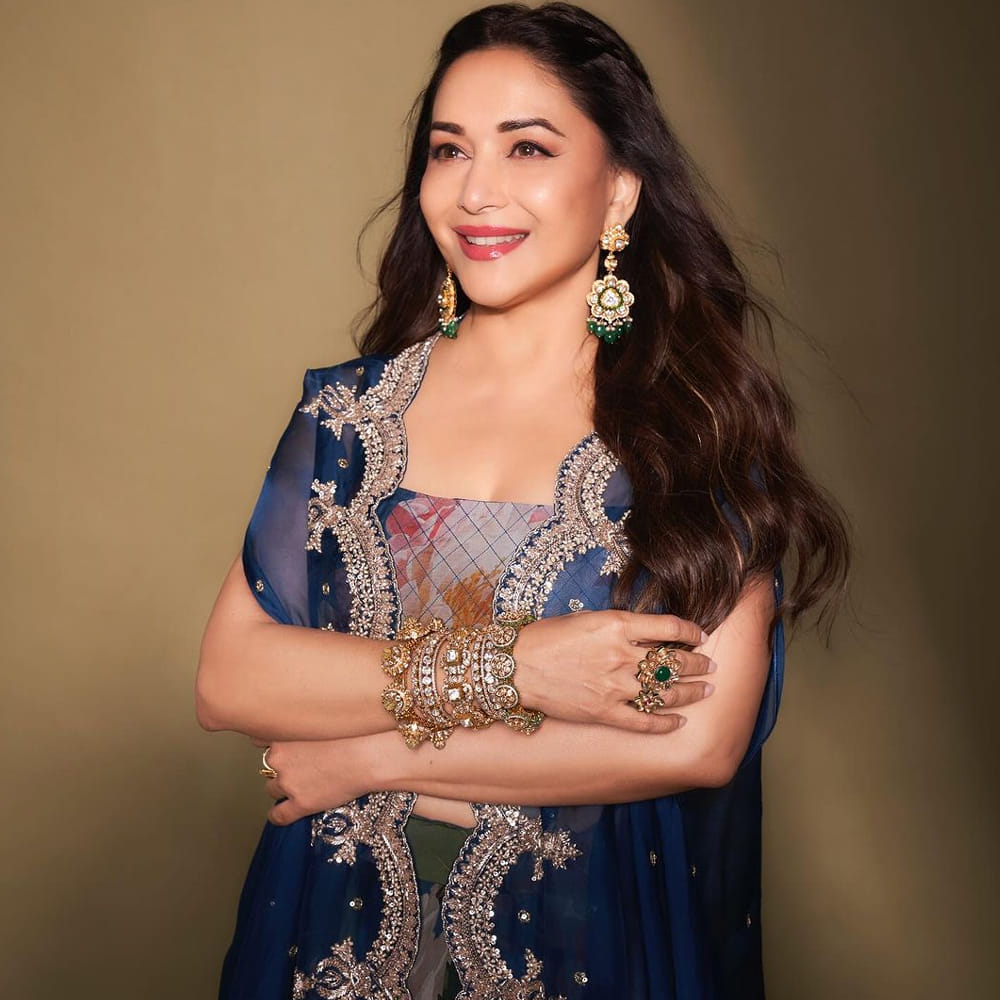 తాజాగా ఆమె షేర్ చేసిన ఫోటోస్ వైరలవుతున్నాయి. పూల ట్రెండీ డ్రెస్‏లో మెరిసిపోతూ.. చిరునవ్వుతోనే కట్టిపడేస్తుంది ఈ అందాల తార. 