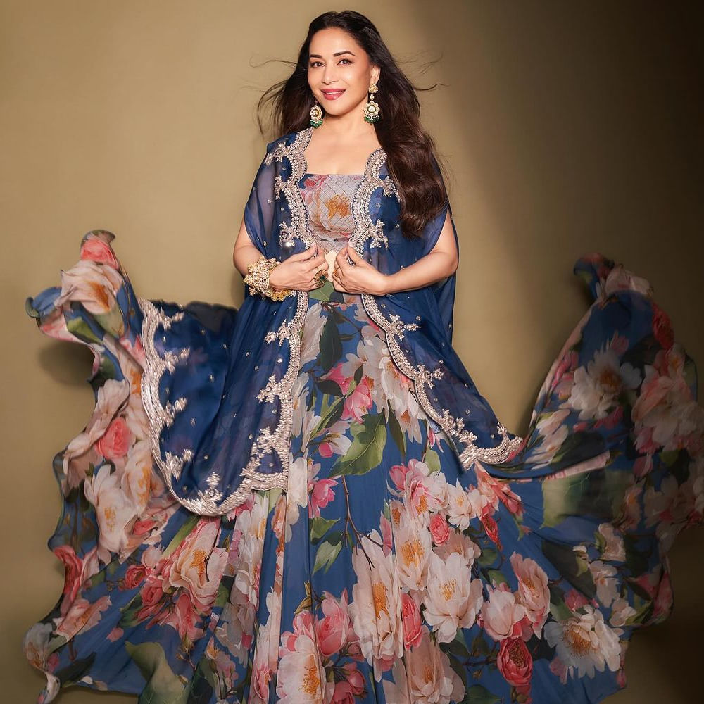 యాభై ఆరేళ్ల వయసులోనూ తరగని అందంతో అభిమానులను ఆశ్చర్యపరుస్తుంది. కాలం ఆమె అందానికి ఎప్పుడూ దాసోహమే అంటూ కామెంట్స్ చేస్తున్నారు నెటిజన్స్. 