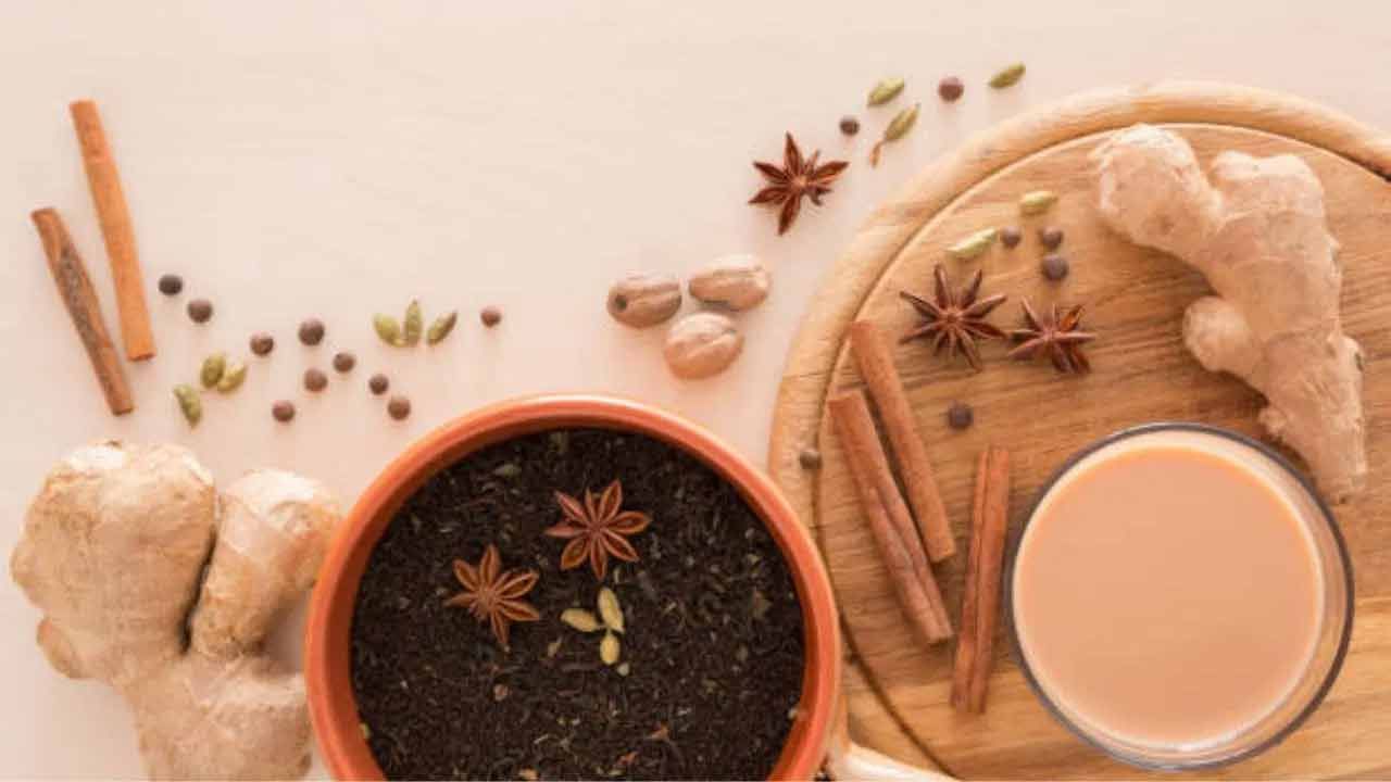 అల్లం, ఏలకులు, దాల్చిన చెక్క, లవంగాలతో మసాలా టీని తయారు చేస్తుంటారు. కాబట్టి ఈ టీలో కాల్షియం, మెగ్నీషియం, పొటాషియం, విటమిన్ కె ఉంటాయి. మసాలా టీలోని యాంటీ ఇన్ఫ్లమేటరీ, యాంటీ బ్యాక్టీరియల్ లక్షణాలు ఇన్ఫెక్షన్లు, వైరస్ల నుంచి రక్షిస్తాయి.