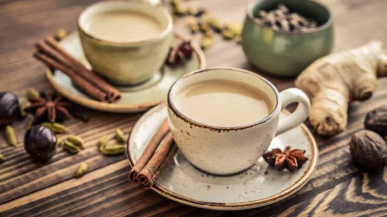 మసాలా టీలో కెఫిన్ ఉంటుంది. ఇది పని చేయడానికి తక్షణ శక్తిని ఇస్తుంది. అలాగే ఇది మెదడు, గుండెకు శక్తిని అందించడం ద్వారా పనితీరును మెరుగుపరుస్తుంది. మసాలా కలిపిన టీ తీసుకోవడం వల్ల జీర్ణవ్యవస్థ ఆరోగ్యం మెరుగుపడుతుంది. మసాలా టీ శరీరంలో ఆక్సిజన్, రక్త ప్రసరణను పెంచి, తద్వారా ప్రతి అవయవం పనితీరును మెరుగుపరుస్తుంది. అంతేకాకుండా ఈ టీ తాగడం వల్ల బ్లడ్ షుగర్ లెవెల్స్ కూడా కంట్రోల్ అవుతాయి.