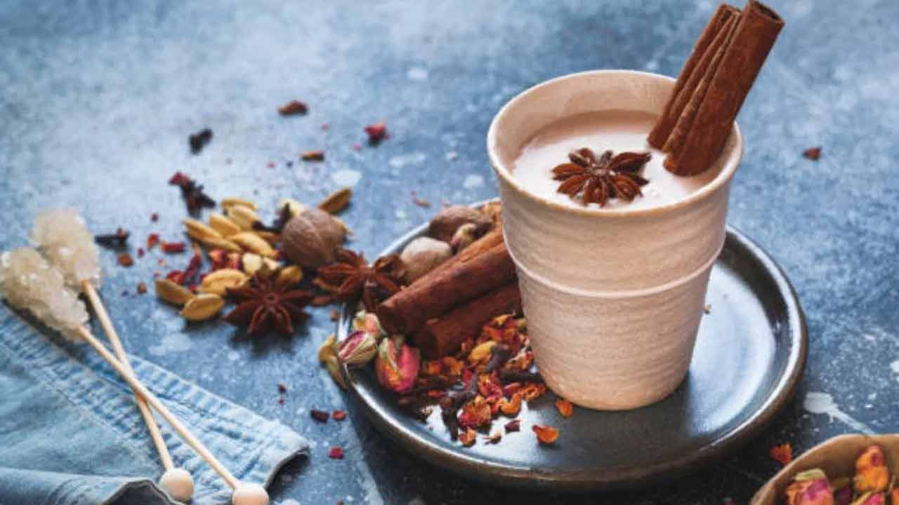 మసాలా టీ తీసుకోవడం ద్వారా బరువు తగ్గవచ్చు. ఈ టీ జీవక్రియను పెంచడం ద్వారా అదనపు కొవ్వును దహించడంలో సహాయపడుతుంది. అంతేకాకుండా మసాలా టీలోని దాల్చిన చెక్క కొలెస్ట్రాల్ స్థాయిలను తగ్గిస్తుంది. తద్వారా బరువు తగ్గడానికి సహాయపడుతుంది. మసాలా తీ ఎలా తయారు చేస్తారంటే.. ఒక దాల్చిన చెక్క ముక్క, 2-3 ఏలకులు, 2 లవంగాలు, అల్లం ముక్కను తీసుకుని మెత్తగా గ్రైండ్ చేయాలి. 2 కప్పుల నీటిని వేడి చేయాలి. అందులో మసాలా దినుసుల ముద్దను కలపాలి. తర్వాత టీ ఆకులతో మరిగించాలి. కావాలంటే అందులో పాలు, పంచదార కలుపుకోవచ్చు. అంతే మసాలా టీ రెడీ అయినట్లే.