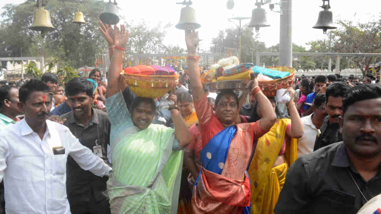 Medaram Jathara: మేడారం మహాజాతర ఏర్పాట్లను పరిశీలిస్తున్న మహిళా మంత్రులు.. అధికారులకు కీలక ఆదేశాలు..