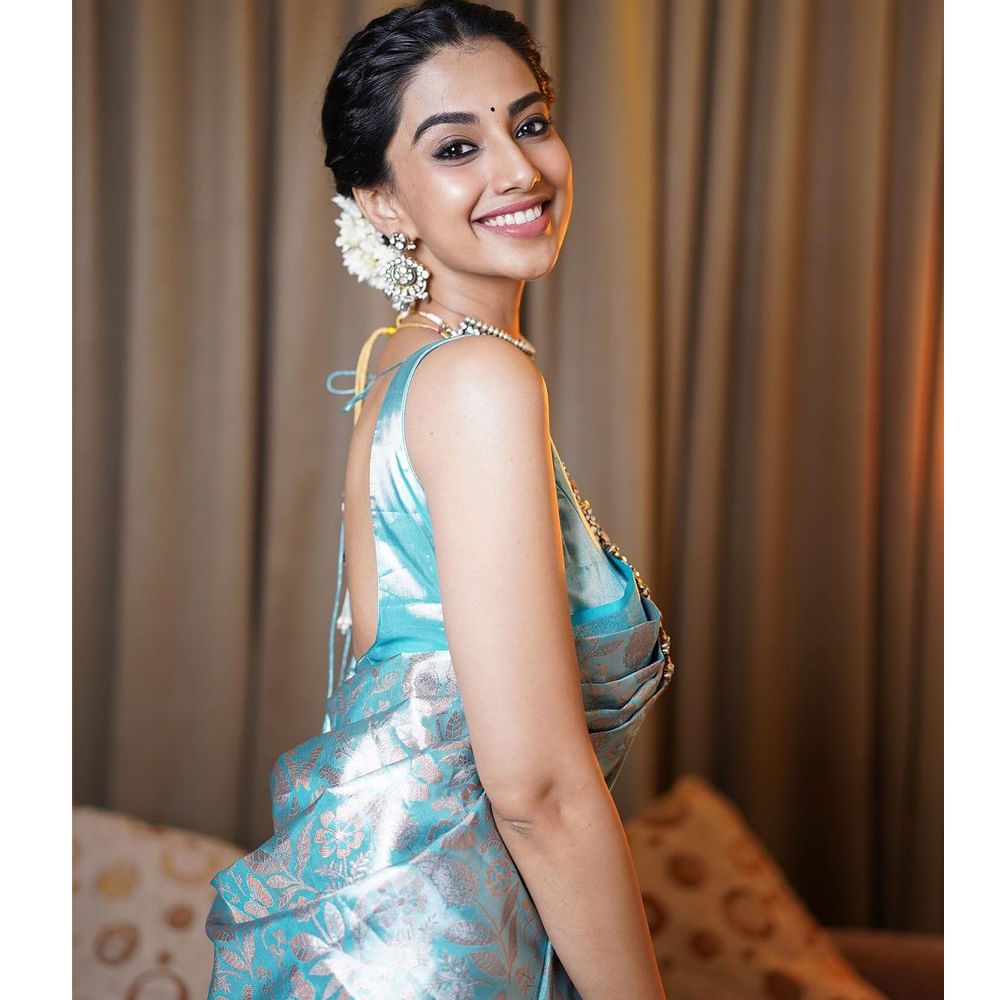 Meenakshi Chaudhary Age