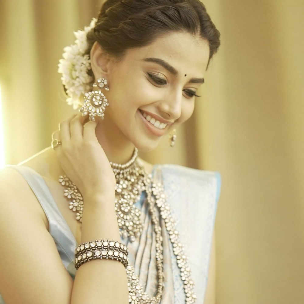 ‘గుంటూరు కారం’ సినిమాలో శ్రీలీలతో పాటు మీనాక్షి చౌదరి కూడా నటిస్తుంది. అయితే ఇప్పటి వరకు ఈమె పాత్రను కానీ.. ఎలా ఉండబోతుందని గానీ పరిచయం చేయలేదు. టీజర్‌లో శ్రీలీలను చూపించకపోయినా.. ఆ తర్వాత వచ్చిన పాటల్లో మాత్రం ఆమెను బాగానే హైలైట్ చేసాడు గురూజీ.