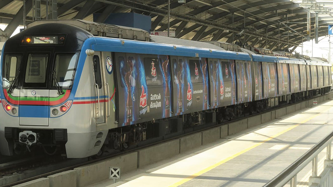 వేగంగా అభివృద్ధి చెందుతున్న హైదరాబాద్ నగర అవసరాలకు తీర్చడానికి సమగ్ర మాస్టర్ ప్లాన్ సిద్ధం చేయాలని , ఓఆర్ఆర్ చుట్టు చిన్నాభిన్నమైన ప్రాంతాలను గ్రోత్ హబ్ గా మార్చడానికి ప్రణాళికలు సిద్ధం చేయాలని ఆదేశించారు. శ్రీశైలం హైవేపై ఏయిర్ పోర్టు ప్రాంతం నుంచి కందుకూరు వరకు మెట్రోరైలు కనెక్టివిటీని కూడా ప్లాన్ చేయాలని సూచించారు. ఇక్కడ ఫార్మాసిటీ కోసం భూములను కేటాయించారని, మెట్రో కనెక్టివిటి అవసరమని అన్నారు. జేబీఎస్ మెట్రో స్టేషన్ నుంచి శామిర్పేట వరకు, కండ్లకోయ/మేడ్చల్ వరకు మెట్రోరైలు మూడవ దశ విస్తరణ జరగాలని ఆకాంక్షించారు.