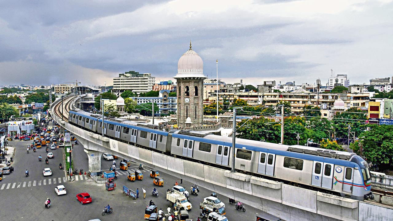 ఇక కొత్త మెట్రో రూట్స్ విషయానికొస్తే.. మియాపూర్-చందానగర్-బీహెచ్ఈఎల్-పటాన్ చెరు(14 కిలోమీటర్లు), ఎంజీబీఎస్-ఫలక్ నుమా-చాంద్రాయణగుట్ట-మైలాదేవర్ పల్లి-పీ7 రోడ్డు-ఏయిర్ పోర్టు(23 కిలోమీటర్లు), నాగోల్-ఎల్బీనగర్—ఓవైసీ హాస్పటల్-చాంద్రాయణ గుట్ల-మైలాదేవర్ పల్లి-ఆరాంఘర్-న్యూ హైకోర్టు ప్రతిపాదిత ప్రాంతం రాజేంద్రనగర్(19 కిలోమీటర్లు), కారిడార్ 3లో భాగంగా రాయదుర్గం నుంచి ఫైనాన్షియల్ డిస్ట్రిక్ట్ వరకు (విప్రో జంక్షన్ నుండి/అమెరికన్ కాన్సూలేట్) వయా బయోడైవర్సిటీ జంక్షన్, ట్రిపుల్ ఐటీ జంక్షన్, ఐఎస్ బీ రోడ్డు(12 కిలోమీటర్లు), ఎల్బీనగర్-వనస్థలిపురం-హయత్ నగర్(8 కిలోమీటర్లు)గా ఉంది.