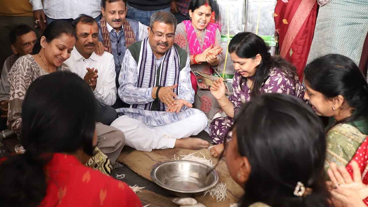 Ayodhya: ప్రతి ఇంట్లో రామజ్యోతి వెలిగించాలి.. దేశ ప్రజలకు కేంద్ర మంత్రి ధర్మేంద్ర ప్రధాన్ విజ్ఞప్తి